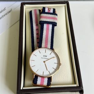 Daniel Wellington rose gold preppy strap watch.